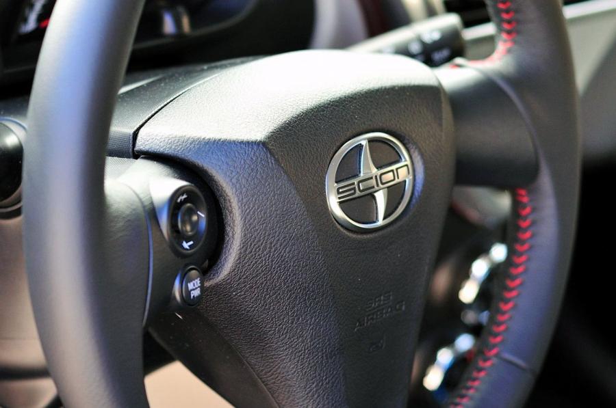 Детали интерьера Scion iQ 2012 года  (фото 28 из 128)